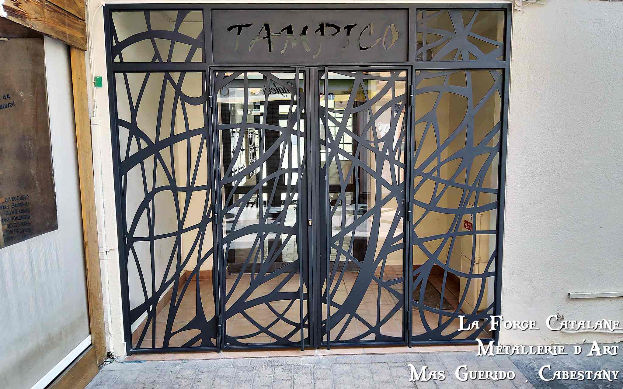 grille de protection articulee avec decoupe laser forge catalane.jpg